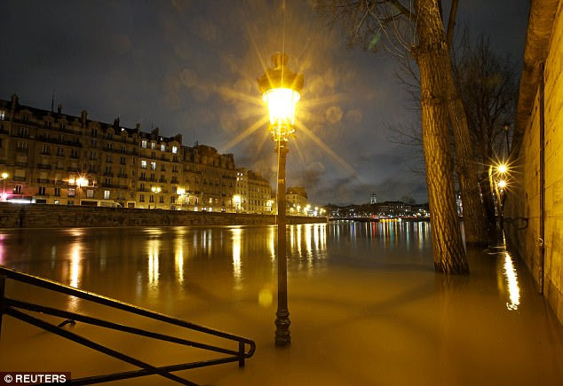 During this month's floods, seven departments in central France have been placed on alert for snow and ice