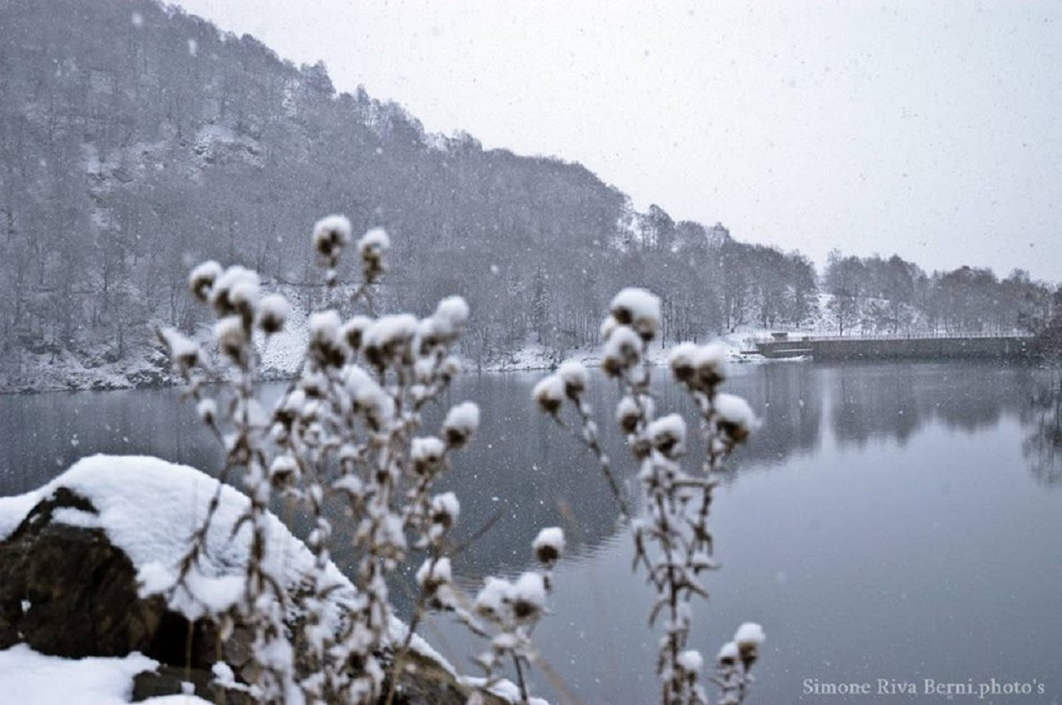 Buongiorno con la foto del giorno di Simone Riva Berni, neve al Lago Delio