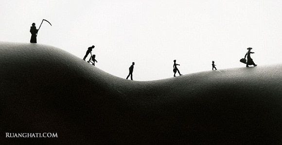Tubuh wanita telanjang  dijadikan seni