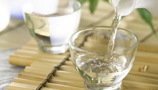 Cách giặt áo bị ám mùi hôi nách với rượu cồn