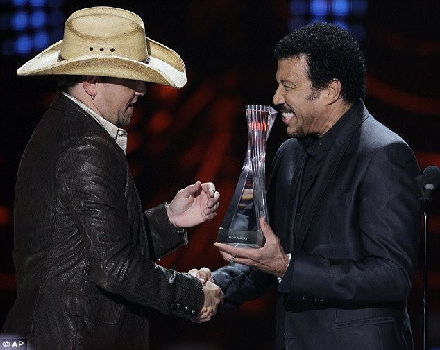 Durante toda a noite: Lionel Richie apresenta Jason Aldean com seu CMT Artistas do Ano 