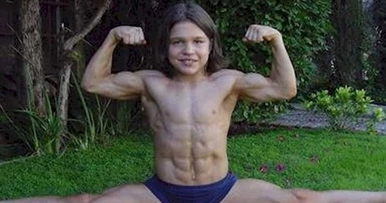 Résultat de recherche d'images pour "À 5 ans, il était surnommé le petit Hercules, mais 24 ans plus tard, regardez à quoi il ressemble."