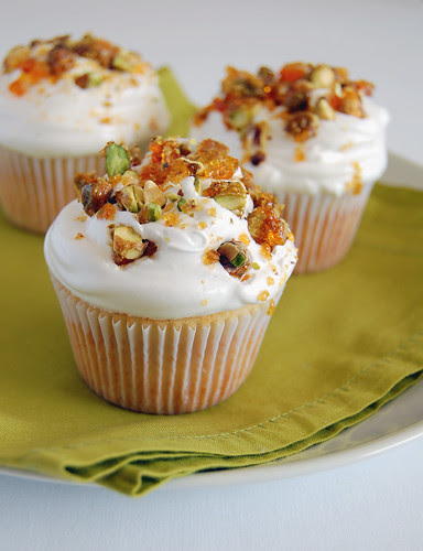 Vanilla cupcakes with pistachio praline whipped icing / Cupcakes de baunilha com cobertura de praliné de pistache