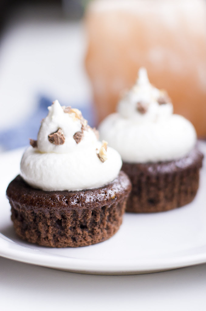 Guinnessiga tassikoogid vahukommikattega / Guiness cupcakes with marshmallow frosting