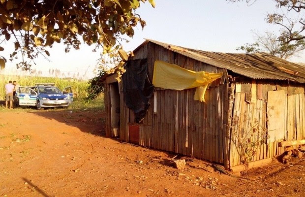 Casal foi encontrado acorrentado em barraco abandonado às margens da rodovia em Mineiros, Goiás (Foto: Divulgação/PM)