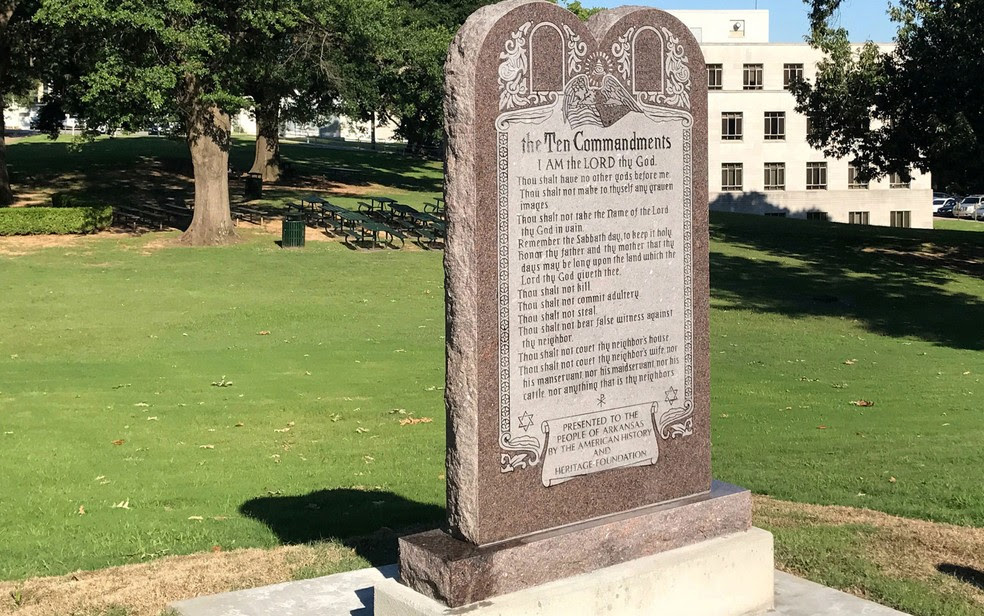 Monumento em homenagem aos Dez Mandamentos é visto do lado de fora do Capitólio de Arkansas, em Little Rock, na terça (27), pouco depois de ser instalado e horas antes de ser destruído  (Foto: AP Photo/Andrew DeMillo)