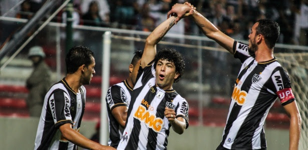Jogadores do Atlético-MG comemoram gol marcado por Luan na vitória sobre o Santos no Independência