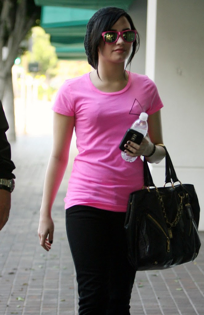 demi-lovato-pretty-in-pink-2