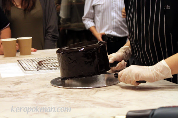 Transfer it to the cake holder...