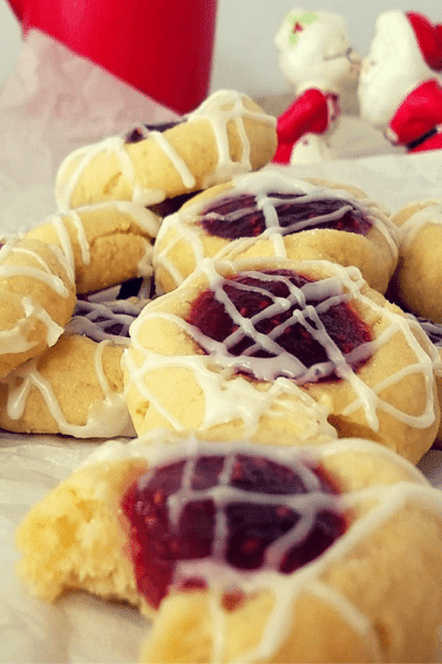 A fun, festive, fruity Christmas cookie recipe. Raspberry Almond Shortbread Cookies Recipe via Remodelaholic.com