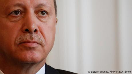 DW: Παίζει με τη φωτιά ο Εrdogan