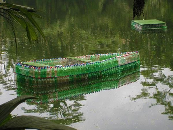 hello, Wonderful - EASY DIY BOTTLE BOAT WITH A MOTOR How to Recycle Plastic Bottles for Outdoor Home Decorating ...