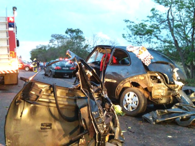 Seis pessoas morreram na rodovia que liga Perobal a Alto Piquiri, no noroeste do Paraná (Foto: Rogério Pinheiro/ RPC)