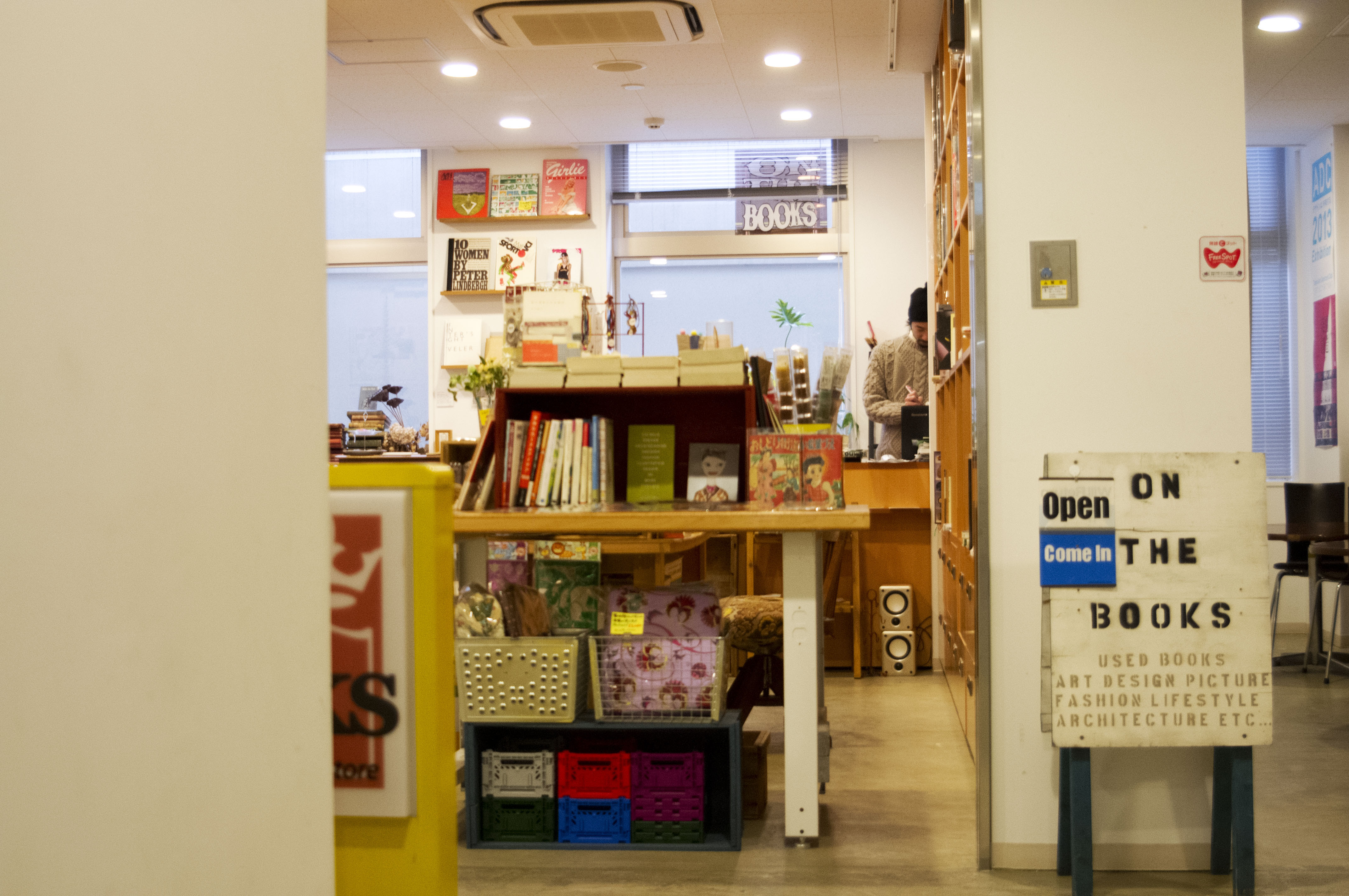 本屋探訪記vol86 大阪阿波座にある古本屋 オン ザ ブックス には大阪的ごった煮感とアートが混在する Bookshop Lover