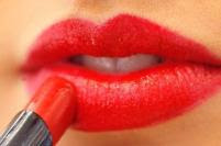 Bibir merah saat dirias dengan lipstik alias gincu.