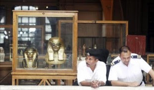 Dos policías egipcios vigilan una muestra que reúne algunas piezas arqueológicas restauradas, en el Museo Egipcio de El Cairo (Egipto), hoy, lunes 30 de septiembre de 2013. EFE