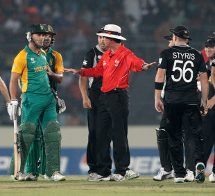 Nigel Llong intervenes in an argument between Faf du Plessis and Scott Styris, New Zealand v South Africa, 3rd quarter-final, World Cup, March 25, 2011