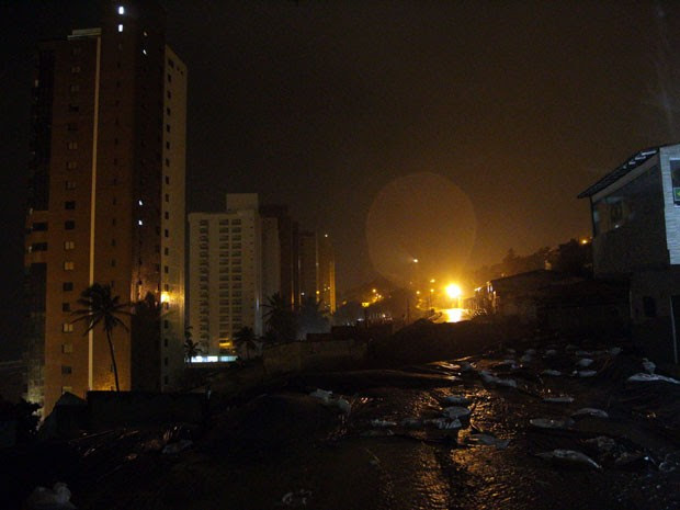 Chuva voltou a preocupar moradores do bairro de Mãe Luíza, na Zona Leste da cidade (Foto: Wallace Araújo/G1)