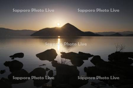 Sapporophotolive 作品詳細 洞爺湖と中島の日の出