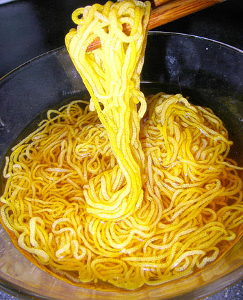 アメフラシの卵は唯一無二の食感の麺 ざざむし