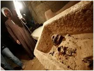 Hanya diterangi oleh obor dan cahaya kamera, pekerja Mesir menemukan sakrofagus berusia 2600 tahun, Mumi ini terbungkus kanvas, merupakan bagian dari penggalian arkeologi di kedalaman 36 kaki di bawah situs purba, Saqqara.