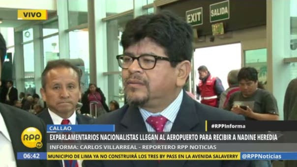 La lideresa nacionalista fue recibida por un grupo de excongresistas de su partido.