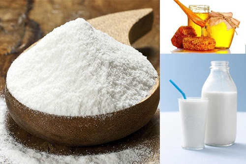 Mặt nạ bột gạo và sữa tươi có tác dụng lấy đi lớp tế bào chết sần sùi, dưỡng trắng da và làm mở những vết thâm nám trên bề mặt. Bên cạnh đó, công thức này cũng giúp tăng cường dưỡng ẩm, ngăn cho da không bị khô, nhất là vào mùa đông.