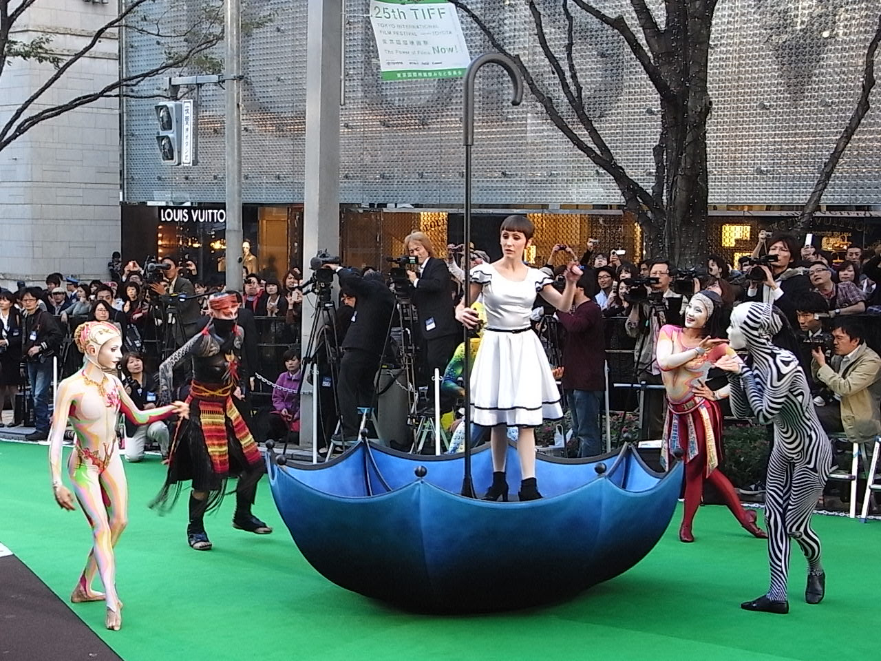 ウラシネマイクスピアリ ブログ A コジレ島の男住人 12年11月アーカイブ