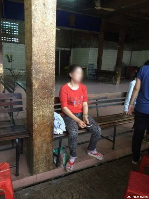 Mẹ bé H. đau đớn sau cái chết của con.