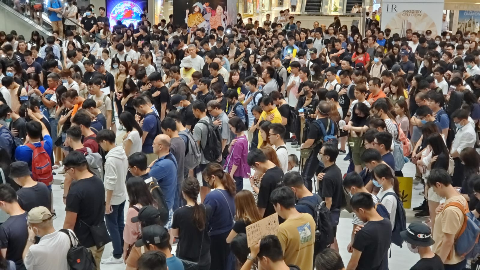 【修例風波】黑衣人士沙田站逗留多人「跳閘」防暴警察一度驅趕人群 | 星島日報