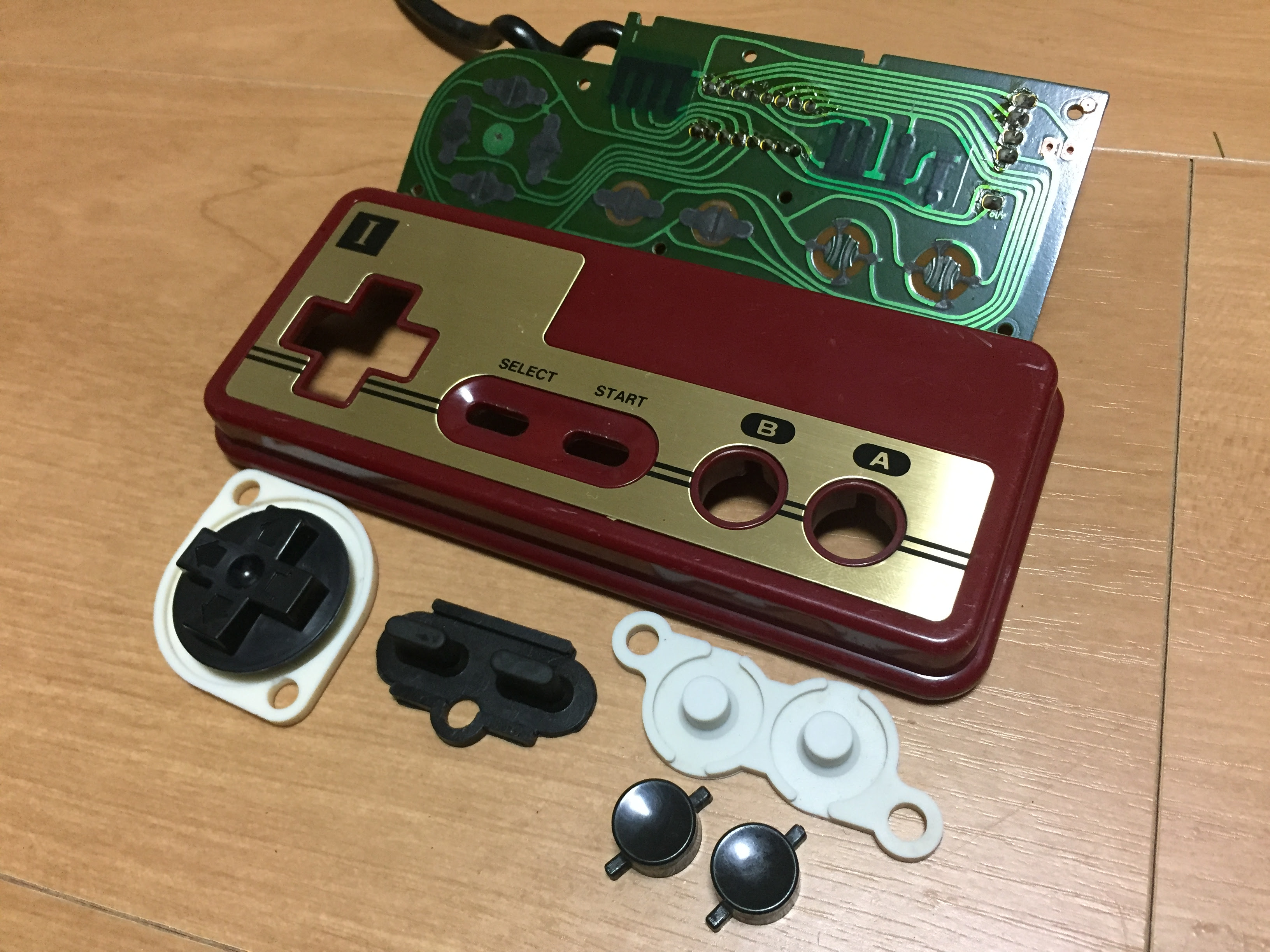 初代ファミコンのコントローラーのゴム製四角ボタンはレア 初期製造分の違い れとろとろ ゲームブログ