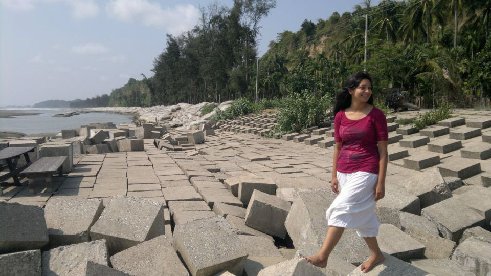 Popular Actress Sadia jahan New Honeymoon Hot Picture with Her New Husbend Santo