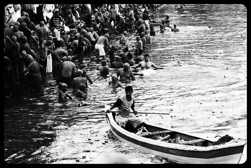 Cleaning The Banganga Pitru Paksh 2011 by firoze shakir photographerno1