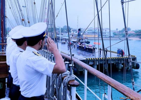 Tàu buồm Lê Quý Đôn chào cảng