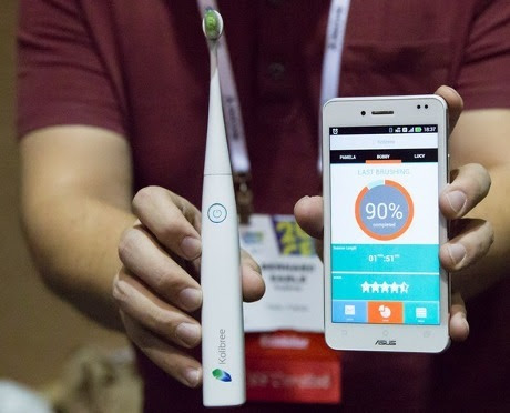 Sikat gigi elektrik tersebut dapat tersambung dengan aplikasi pada ponsel iPhone atau Android seorang pengguna yang bakal memberikan berbagai data terkait kesehatan gigi. Foto : Kickstarter)