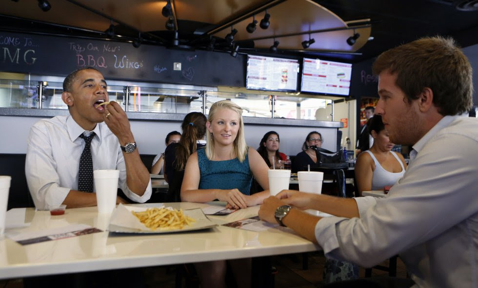 Durante sus años como presidente, el tiempo más de una vez era demasiado justo. Así que a Barack Obama se le pudo ver comiendo hamburguesas, pizzas, perritos calientes y patatas fritas.