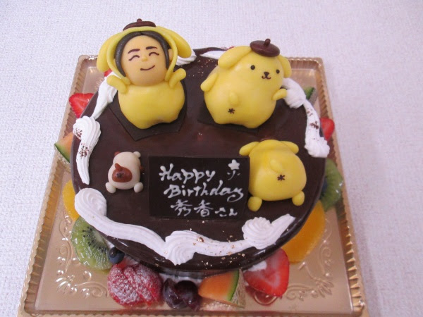 バースデーケーキに ポムポムプリンと着ぐるみ姿の女性を立体でトッピング 大阪市東住吉区 パティスリーデコ