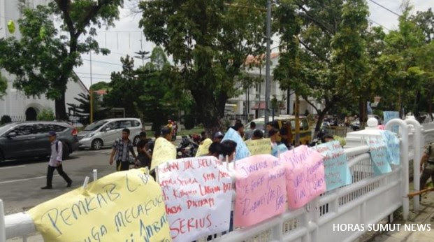 Para Mahasiswa Menuntut Gubernur Sumut Tegur Bupati Labuhanbatu, Mutasi Seenaknya HorasSumutNews - Berita Terkini Terbaru Hari Ini - MEDAN - Belasan mahasiswa yang tergabung dalam Lembaga Swadaya Masyarakat Teropong Demokrasi Indonesia (Torpedo) sambangi Kantor Gubernur Sumut Jalan Pangeran Diponegoro. Berita Daerah, Sumut News, Berita Korupsi Sumut, Sumut, Labuhanbatu News, 