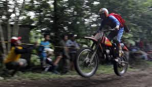Aksi Motor Trail Tua Menaklukan Sirkuit Alam | Tempo Foto