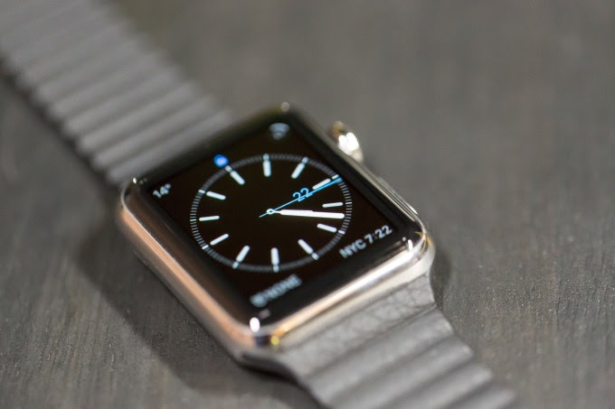 apple-watch-tight-desk