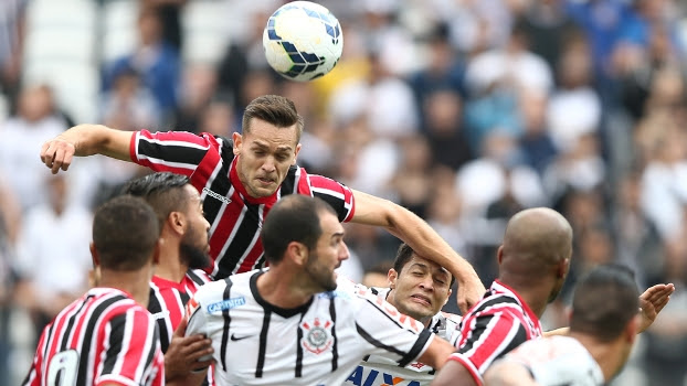 Rafael Toloi afasta para o São Paulo no clássico com o Corinthians