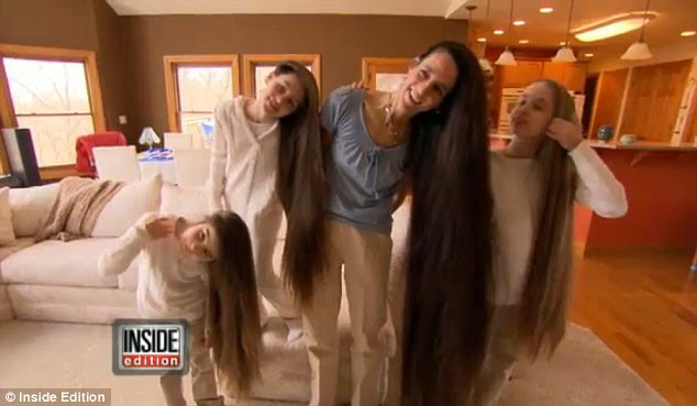Terrelynn Russel ( 43 ) asal Illionis AS memamerkan rambut panjangnya. Jejak rambut panjang ibu ini juga diikuti oleh putri-putrinya.