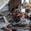 Homem observa destruição em escola da ONU após ataque na faixa de Gaza