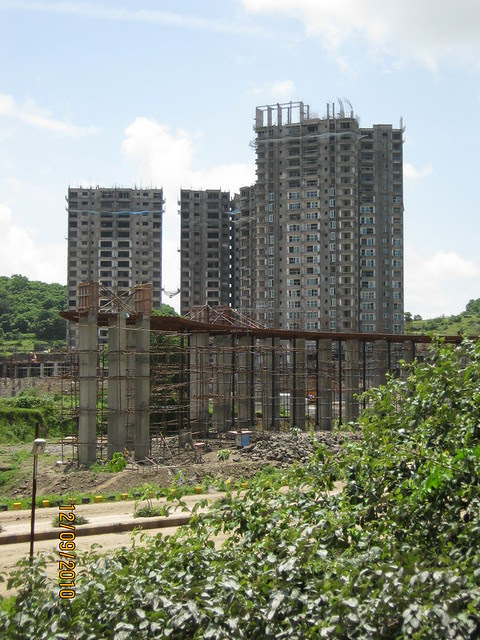 For a while, I was watching the construction of Sangria Towers in Megapolis, Rajiv Gandhi Infotech Park Phase 3, Hinjewadi, Pune