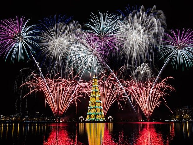 Fogos de artifício iluminam o céu durante a inauguração da árvore de natal da lagoa Rodrigo de Freitas, no Rio de Janeiro. Com 85m de altura ela é a maior árvore de natal flutuante do mundo e será iluminada por 3,1 milhões de luzes até 06 de janeiro (Foto: Yasuyoshi Chiba/AFP)