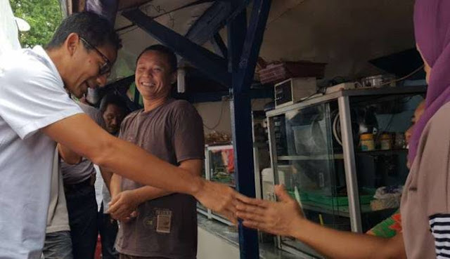 Catat! Ini Janji Sandiaga Uno Kepada Para Pedagang Kaki Lima HorasSumutNews.com - Berita Janji Sandiaga Uno Terkini Terbaru Hari Ini Bakal calon Wakil Gubernur DKI Jakarta, Sandiaga Salahuddin Uno, hari ini melakukan sosialisasi program kepada masyarakat Taman Sari, Jakarta Barat. Kedatangan Sandi disambut dengan antusias soleh warga Kelurahan Tangki, Kecamatan Taman Sari. Metro Jakarta, 
