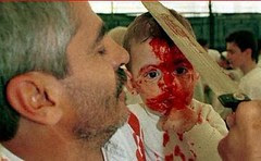 Criança sangrando no ritual xiita Ashura