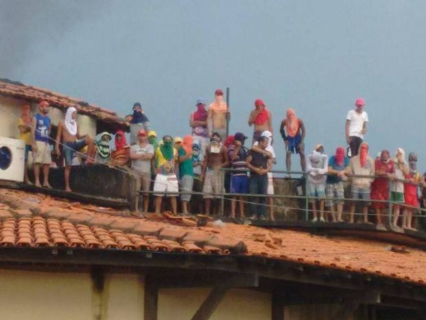 Divulgação/ Susipe Pará (Foto: Na foto enviada pela direção do CRR, cerca de 30 detentos aparecem no telhado da unidade prisional no início da manhã desta sexta-feira.)