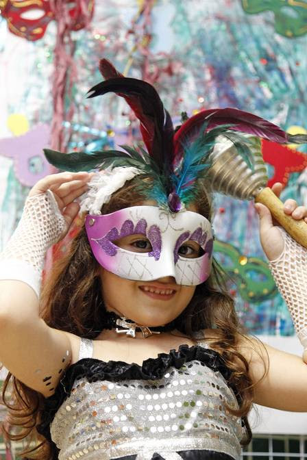 Oficinas de máscaras e de instrumentos também estão incluídas no projeto pedagógico da Creche Escola Mundo da Criança, em Campo Grande