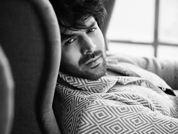 Fans gather to see Kartik Aaryan in Ahmedabad
